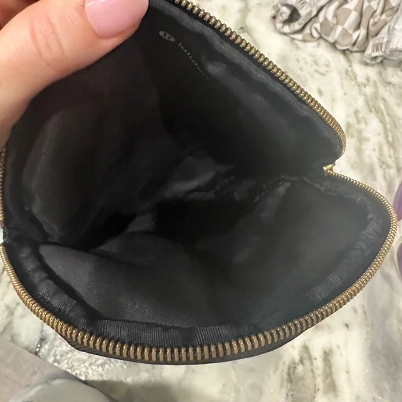 Lululemon black/gold all night festival bag micro 2L - Picture 3 of 3